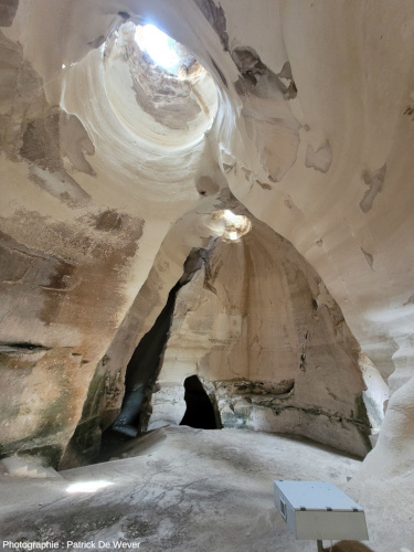 Grotte en cloche creusée du haut vers le bas (Bet Gevrin, Israël)