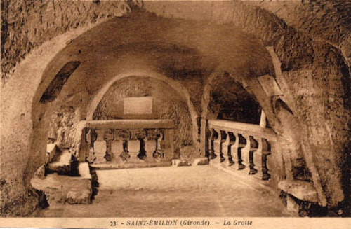 Salle souterraine dans l'église monolithe de Saint-Émilion (Gironde)