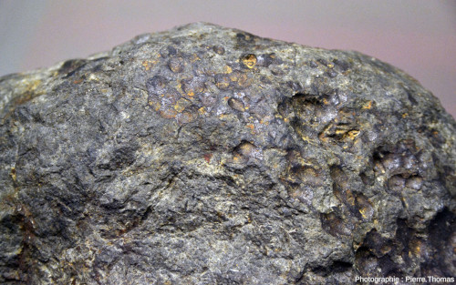 Gros plan sur la partie supérieure de la météorite d’Ensisheim (Haut-Rhin)