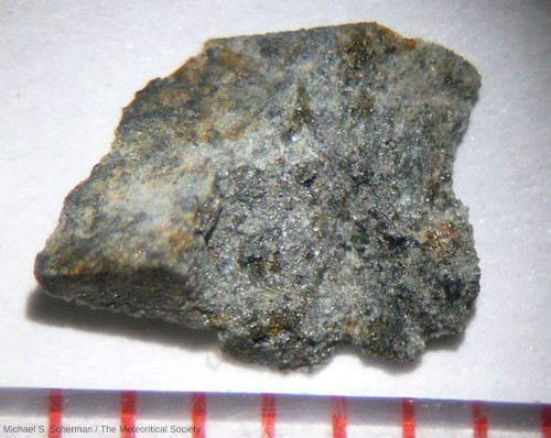 Gros plan sur un fragment de la météorite d’Ensisheim