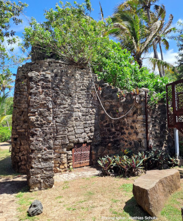 Ruines de l'ancien four à chaux sur l'arrière-plage de Grande Anse (La Réunion) : un passé industriel avant la carte postale