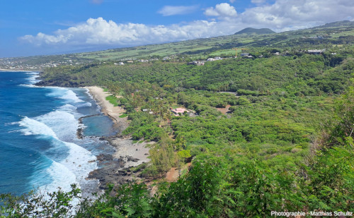 Contexte général de la plage de Grande Anse (La Réunion), vue en direction du Nord depuis le sommet du Piton de Grande Anse