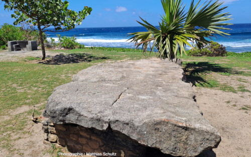 Autre vue sur un bloc rocheux extrait de la plage de Grande Anse (La Réunion) et transformé en table pour les barbecues créoles