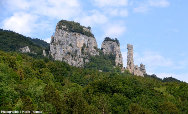 Les Tours Saint-Jacques (Allèves, Savoie) sont constituées de trois monolithes principaux (plus quelques-uns plus petits) de plus de 60 m dominant un tablier d'éboulis recouvert de forêt
