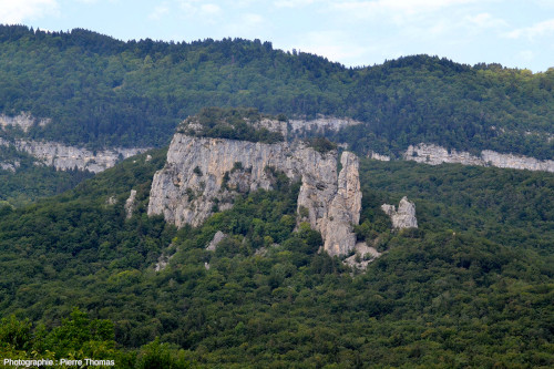 Les Tours Saint-Jacques (Allèves, Savoie) et la falaise de calcaire valanginien en arrière-plan