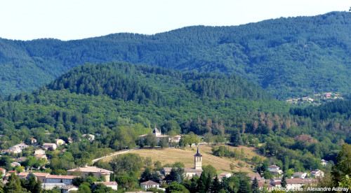 Vue d'un peu plus loin sur la Coupe de Jaujac (Ardèche), morphologiquement un cône recouvert par la végétation