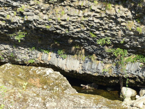 Détail du contact coulée-socle dans le Lignon (Ardèche)