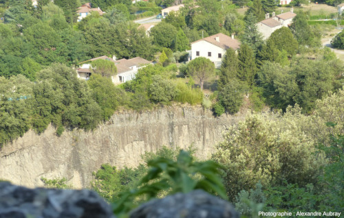 Vue de la probable fausse-colonnade de la coulée de la Coupe de Jaujac (Ardèche)