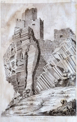 Prismes basaltiques à la base du château de Rochemaure (Ardèche), près de Montélimar
