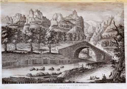 Prismes de basalte dégagés par la Volane (nom du torrent) sous le pont de Bridon, maintenant Pont du Bridou (Ardèche)