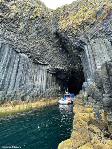 Vue moderne de l'entrée de la Grotte de Fingal, ile de Staffa (Écosse)