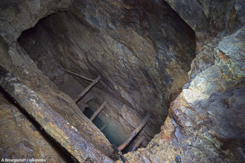 Galerie inondée d'une ancienne mine de plomb et d'argent, galerie creusée sans doute au XVIIIe siècle à Plancher-les-Mines (Haute Saône)