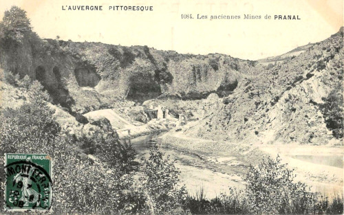Carte postale du début du XXe siècle montrant ce qui restait des anciennes installations minières de Pranal (district de Pontgibaud, Puy de Dôme)