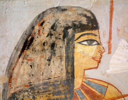 Représentation d’une femme égyptienne aux yeux fardés avec du khôl (la plupart du temps composé de poudre de galène mélangée à de la graisse)