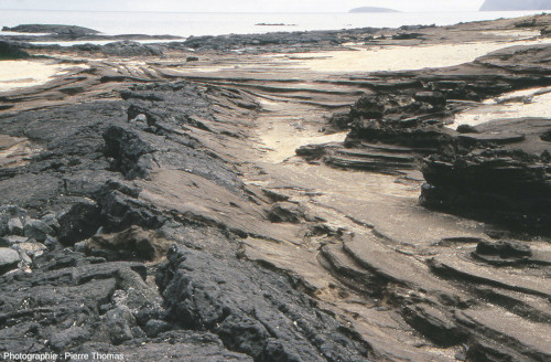 Mini-cuestas sur l'ile Santiago (Galapagos) formées par l'érosion (marine) dans des dépôts de cendres volcaniques