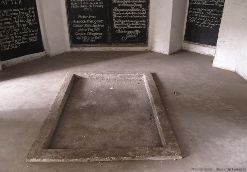 La tombe de Job Charnock à l'intérieur de son mausolée à Calcutta (Inde)
