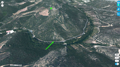 Vue aérienne rapprochée de l'intersection entre la vallée de l'Agly et la barre de calcaire dolomitique jurassique limitée par ses deux failles
