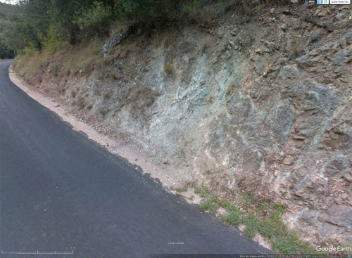 Autre vue Google Earth Street View de la faille du Sud, entre le calcaire dolomitique jurassique (affleurant bien à droite) et le granite hercynien affleurant très mal à gauche, Saint-Arnac (Pyrénées-Orientales)