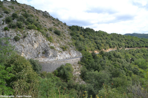Vue sur le contexte de l'affleurement de marbre (à gauche) du bord de la D619 (Sournia Pyrénées-Orientales)