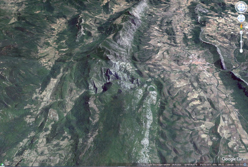 Vue aérienne oblique (en direction de l'Est) sur les gorges de Galamus (Pyrénées-Orientales), au centre de l’image