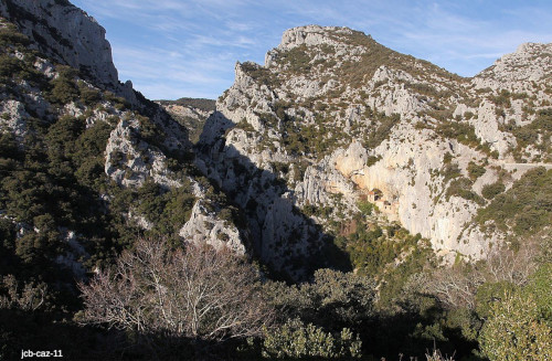 Débouché Sud des gorges de Galamus (Pyrénées-Orientales) dans le synclinal de Saint-Paul-de-Fenouillet
