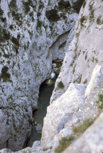 Parois verticales au centre des gorges de Galamus (Pyrénées-Orientales)