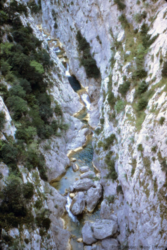 Parois verticales au centre des gorges de Galamus (Pyrénées-Orientales)