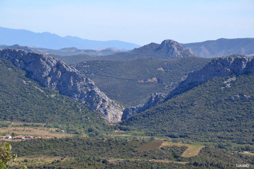Vue détaillée de la clue de la Fou (Pyrénées-Orientales), photographiée depuis les hauteurs dominant Saint-Paul-de-Fenouillet