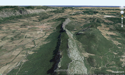 Vue aérienne oblique dirigée vers l'Est centrée sur la barre calcaire urgonienne limitant le Sud du synclinal de Saint-Paul-de-Fenouillet (Pyrénées-Orientales)