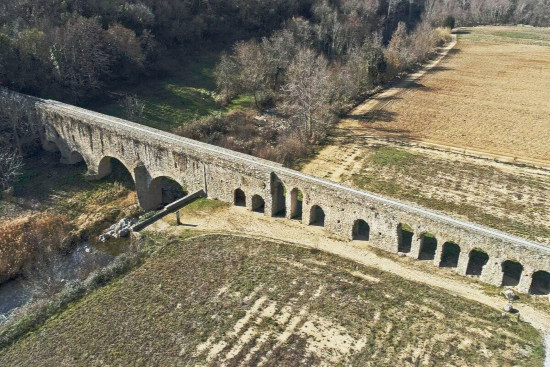 Vue aérienne de l’aqueduc “romain” d’Ansignan, Pyrénées-Orientales