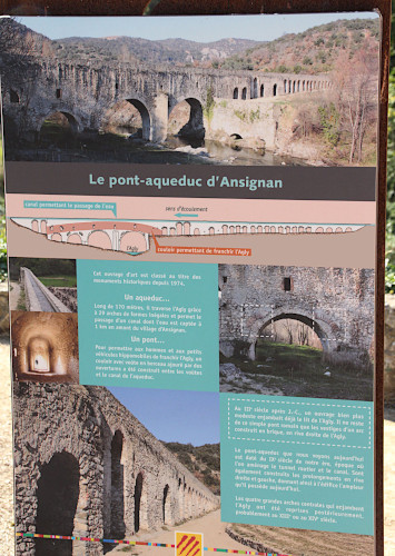 Panneau explicatif installé sur le parking de l’aqueduc d’Ansignan et retraçant l’histoire complexe de ce monument