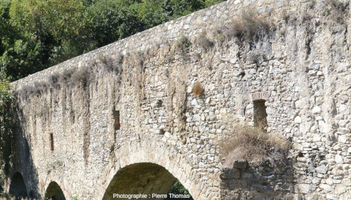 Vue sur les dépôts calcaires débutant à la limite entre le mur bordant le canal et son soubassement (les murs et la voute du couloir), aqueduc d’Ansignan (Pyrénées-Orientales)