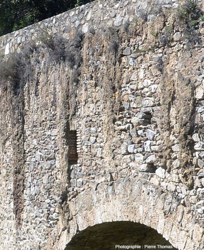 Détail des dépôts calcaires débutant à la limite entre le mur bordant le canal et son soubassement (les murs et la voute du couloir), aqueduc d’Ansignan (Pyrénées-Orientales)