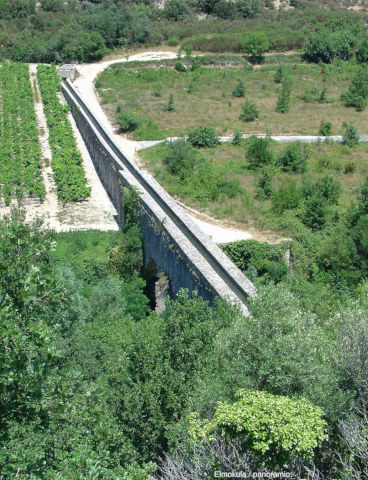 Vue sur la partie amont (Nord-Est), sur la rive gauche de l’Agly, de l’aqueduc d’Ansignan (Pyrénées-Orientales) prise depuis la rive droite