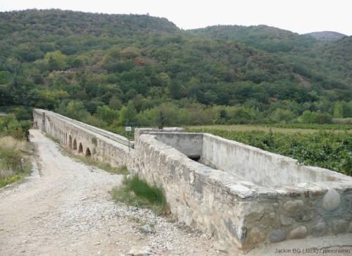 Vue sur l’ensemble de l’aqueduc d’Ansignan (Pyrénées-Orientales) depuis l’amont (le Nord-Est), sur la rive gauche de l’Agly