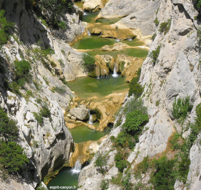 Vue du fond des gorges de Galamus (Pyrénées-Orientales), là où l’Agly dépose du travertin à chaque rupture de pente