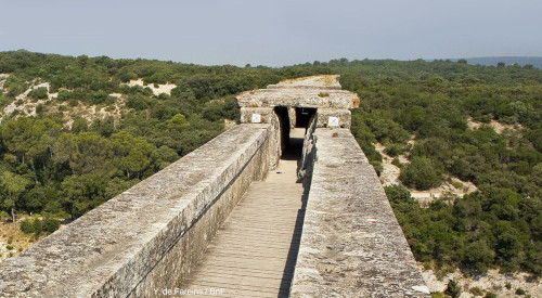 Vue du canal sommital du Pont du Gard (Gard), là où les dalles de calcaire le recouvrant ont été enlevées