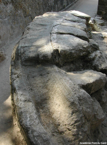 Exemple de dépôt calcaire laminé visible dans le canal du Pont du Gard, juste à la sortie de l’aqueduc