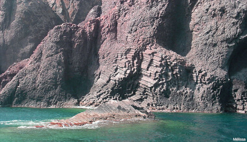 Falaise de rhyolite permienne rouge à orgues volcaniques dans la réserve de Scandola (Corse du Sud)