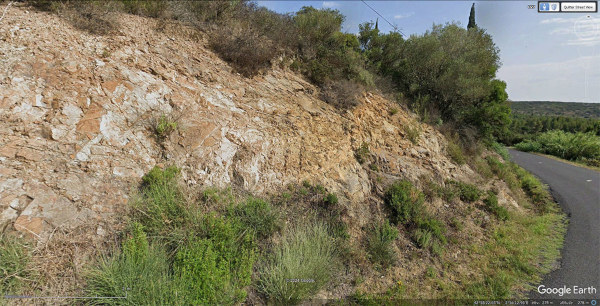 Vue du site où ont été prélevés les échantillons de rhyolite blanche des figures 15 à 18, massif du Mouthoumet (Aude)