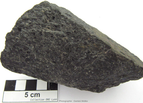 Échantillon de rhyolite noire provenant de la carrière de Chie-Loup sur la commune de Landevieille, Vendée