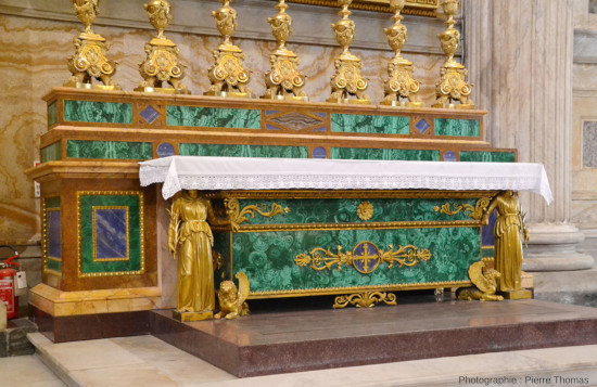Vue d'ensemble de l'autel décoré en malachite et en lapis-lazuli se trouvant au fond de la branche gauche (Nord) du transept de la basilique Saint-Paul-hors-les-Murs, Rome