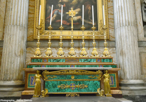Vue élargie de l'autel décoré en malachite et en lapis-lazuli se trouvant au fond de la branche gauche (Nord) du transept de la basilique de Saint-Paul-hors-les-Murs, Rome