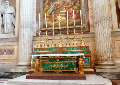 Vue d'ensemble, de face, de l'autel décoré en malachite et en lapis-lazuli se trouvant au fond du transept droit (Sud) de la basilique Saint-Paul-hors-les-Murs, Rome