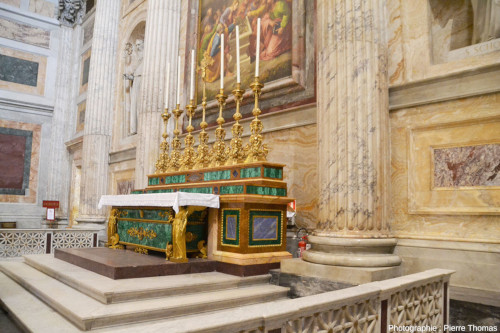 Vue d'ensemble, de côté, de l'autel décoré en malachite et en lapis-lazuli se trouvant au fond du transept droit (Sud) de la basilique Saint-Paul-hors-les-Murs, Rome