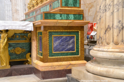 Vue de détail, de côté, de l'autel décoré en malachite et en lapis-lazuli se trouvant au fond du transept droit (Sud) de la basilique Saint-Paul-hors-les-Murs, Rome