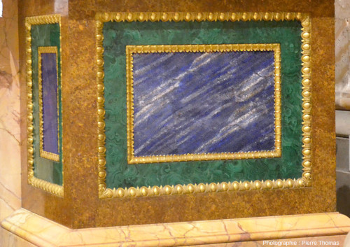 Détail d'un côté de l'autel décoré en malachite et en lapis-lazuli se trouvant au fond du transept droit (Sud) de la basilique Saint-Paul-hors-les-Murs, Rome