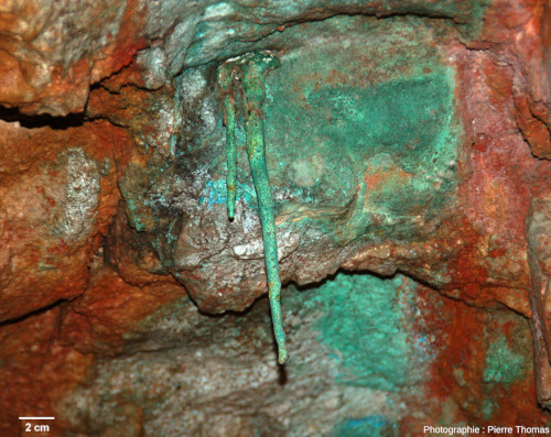 Stalactites de malachite pendant au plafond de l'ancienne mine du Cap Garonne (Var)