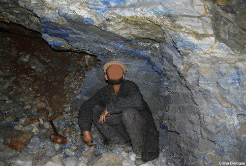 Mineur dans une galerie de mine de lapis-lazuli dans le Nord-Est de l'Afghanistan