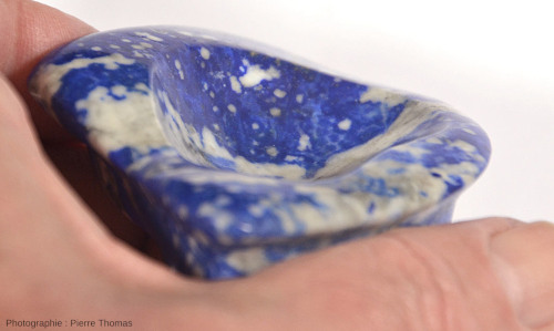 Un cendrier taillé dans du lapis-lazuli chilien